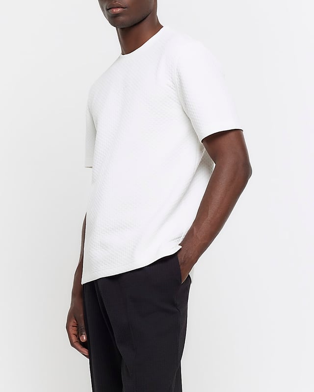 Slim fit, Quilted, Embroidered detail, Crew neckline, Short sleeves