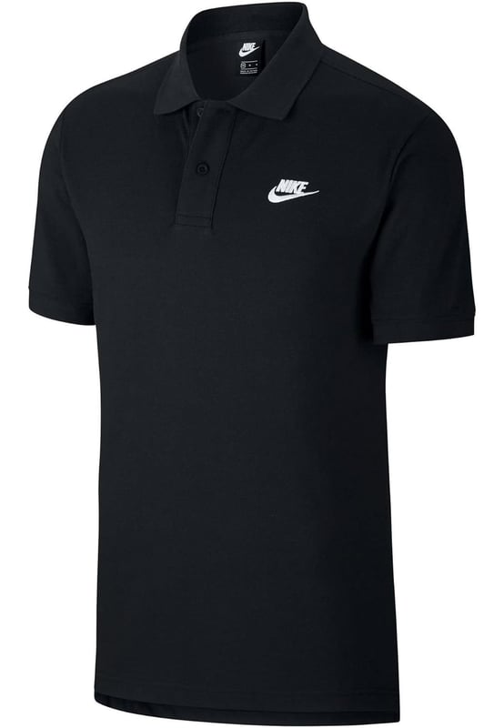 Nike Sportswear Club polotröja för herrar i svart Nike Sportswear Polo förhöjer en tidlös stil med raffinerade detaljer. Nike-logotypen är broderad på vänster bröst. Den är tillverkad av ultramjuk och bekväm bomull och har en uppvikt krage med 2 knappar för en klassisk look med en modern kant. Ribbade muddar på ärmarna ger en säker passform. Ventilationsöppningar i sidorna ger god rörelsefrihet. Importerad.