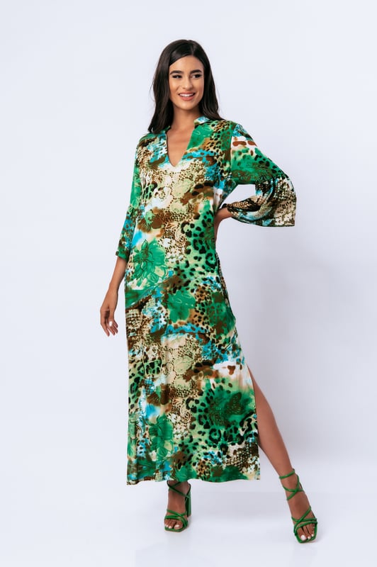 Deze kaftanachtige zomerjurk met dierenprint is gemaakt van geweven viscose. Het heeft een mandarijnkraag en een V-halslijn. De mouwen zijn lang met ruches aan de manchetten. De zoom heeft grote zijsplitten. Deze jurk heeft een lang, los, recht silhouet.