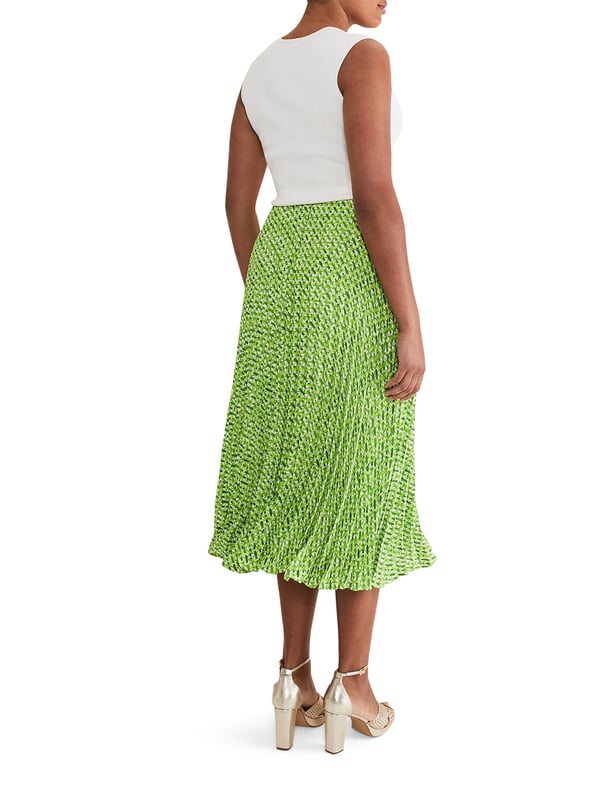 Experience timeless elegance with the Elmina Geo Skirt. Perfect for a casual yet chic look.