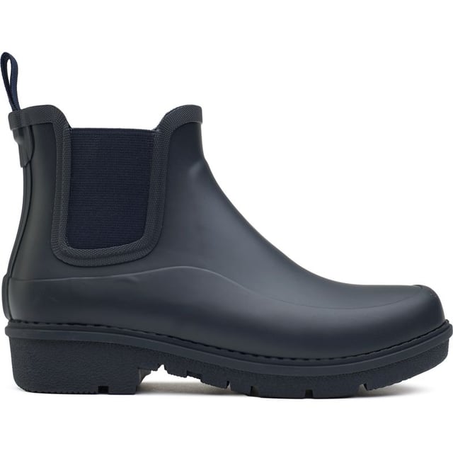 Presentamos Fitflop Wonderwelly Chelsea, una bota de lluvia elegante y cómoda. El tono azul profundo es moderno, mientras que la tecnología suave Wonderwelly Comfort amortigua tus pies. Póntelas fácilmente con el estilo sin cordones, la presilla del talón y los refuerzos elásticos. Mantente seco con estilo y comodidad con Fitflop Wonderwelly Chelsea.