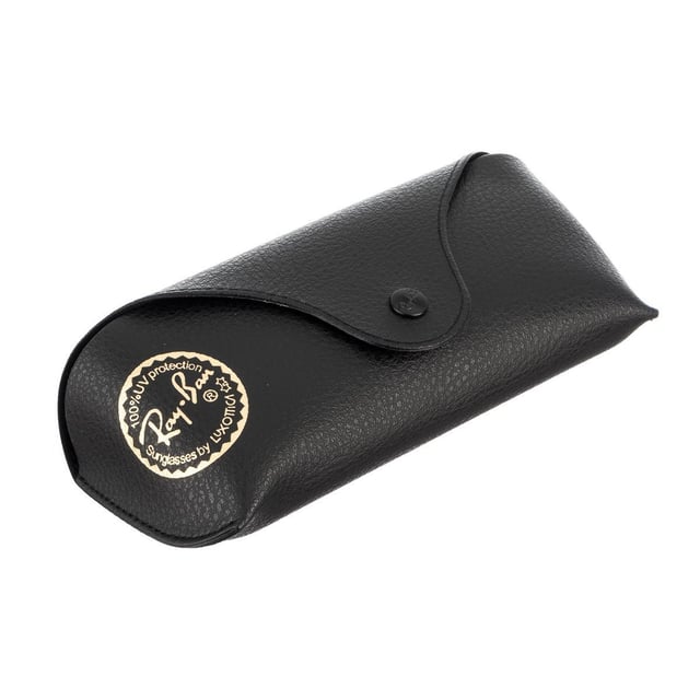 Gafas de sol Original Wayfarer con montura de acetato.
Forma cuadrada.
Patillas de acetato a tono, con detalle de la firma de la marca en metálico.
100% Protección UV.
Cristales antirreflejo.
Todos nuestros productos se envían en el interior de su estuche original.
Incluye una gamuza limpia cristales, los certificados de autenticidad y garantía.
 Medidas: Alto lente: 50 mm. Ancho lente: 54 mm. Puente: 16 mm. Patillas: 140 mm.
 Composición: Acetato
 Cuidados:
Limpieza y manutención:
- Limpiar las gafas con agua y jabón.
- No utilice paños sucios o abrasivos, que puedan alterar las características de los filtros.
- Utilice solo accesorios y repuestos originales.