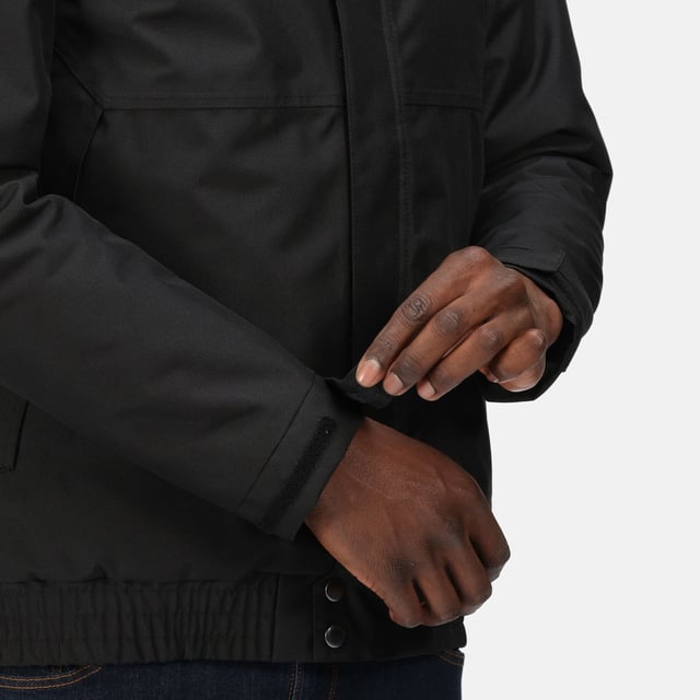 Materiaal: 100% polyester. Voering: Fleece. Stof: Hydrafort. Ontwerp: Eenvoudig. D-ring, Stormflap, Getapete naden. Manchet: Verstelbaar, Haak en Lusband. Halslijn: Hoog-Neck. Mouwtype: Met lange mouwen. Eigenschappen van de kap: Grown On Hood, Roll Away. Zakken: 1 binnenzak, 2 onderzakken, ritssluiting. Sluiting: D-ring, Rits. Waterdichte classificatie: 5000mm. Zoom: Elastisch. Denier: 300D.