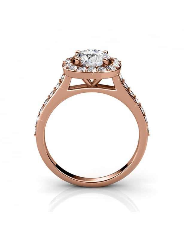 Framgång garanteras för vår Cushy-ring och dess österrikiska kristaller av hög kvalitet. Den eleganta designen har en glittrande finish och är perfekt för att försköna din stil och ge en skimrande touch av glamour till din look.