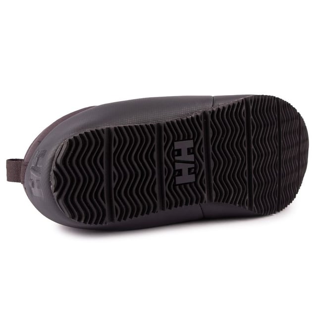 Ontworpen om de stabiliteit van een schoen te bieden. het comfort van een pantoffel en de flexibiliteit om van binnen naar buiten te stappen. maakt deze Cabin Loafer van Helly Hansen tot een favoriet loungewear-item. Deze duurzame pantoffels zijn waterafstotend. hebben een rubberen zool met maximale grip. voorzien van warm. gezellige PrimaLoft® Eco-isolatie en het bovenwerk bestaat uit meer dan 80% gerecyclede materialen. Of je nu bij de open haard zit of met de hond een blokje om loopt. dit zijn de schoenen die je nodig hebt voor een goede winter.