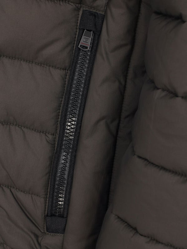 Diese Steppjacke von Casamoda ist eine elegante und praktische Jacke für die kühleren Tage. Sie ist aus hochwertigen Materialien gefertigt und hat eine antiallergische Sorona-Füllung, die für eine optimale Wärmeisolierung sorgt. Die Jacke ist wasser- und windabweisend und schützt Sie vor den Elementen. Zum Schließen hat die Jacke einen durchgehenden Reißverschluss und einen Stehkragen. Die Jacke hat mehrere Taschen, in denen Sie Ihre Wertsachen sicher verstauen können. Sie hat seitliche Reißverschlusstaschen, eine Brusttasche mit Reißverschluss und zwei Innentaschen. Für einen guten Sitz sorgen die enganliegenden Bündchen an den Ärmeln. Die Jacke hat einen Regular Fit, der für eine bequeme Passform sorgt. Die Jacke hat auch eine abnehmbare Kapuze, die Sie mit Druckknöpfen anbringen oder abnehmen können. Die Kapuze ist ein praktisches Detail, das Ihnen mehr Flexibilität bietet. In verschiedenen Farben und Größen erhältlich, lässt sie sich vielseitig kombinieren. Diese Steppjacke von Casamoda ist eine elegante und praktische Jacke für jeden Mann.