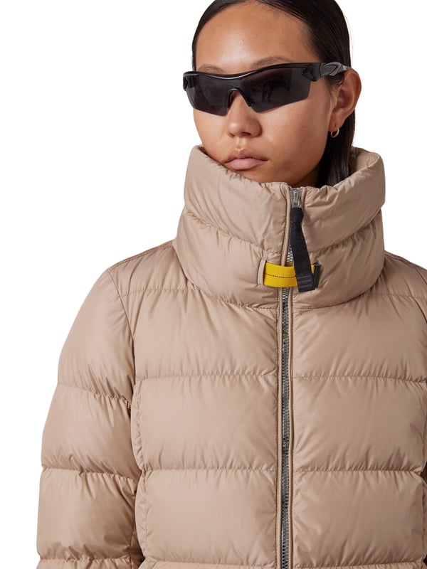 Dit dijlange gewatteerde jack biedt de perfecte balans tussen stijl en functie. De normale pasvorm en hoge opstaande kraag zorgen voor een comfortabele pasvorm en een moderne look. Dankzij de tweewegritssluiting kan het jack flexibel worden aangepast, terwijl de elastische manchetten en ventilatie onder de armen voor extra bescherming en ademend vermogen zorgen. Twee zijzakken met ritssluiting en een praktische binnenzak met klittenbandsluiting bieden ruimte voor kleine benodigdheden. Dit warm gevoerde en weerbestendige jack is ideaal voor koude, winderige dagen. De discrete labelpatch op de mouw rondt het tijdloze ontwerp stijlvol af.
