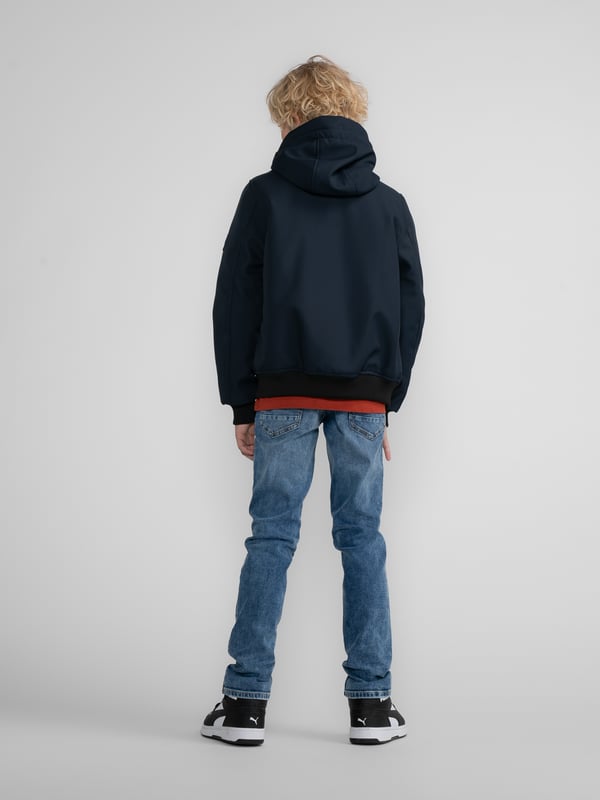 Bomberjacke mit Petrol-Badge auf dem Ärmel. Die Jacke hat einen Reißverschluss, Seitentaschen, eine Kapuze und eine Innentasche. In verschiedenen Farben erhältlich. Hergestellt aus 100 % Polyester. BomberjackePetrol-BadgeReißverschluss und Kapuze Seitentaschen und Innentasche100 % Polyester
