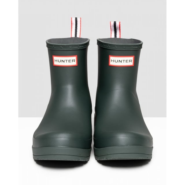 A new, versatile, lightweight, colourful and completely waterproof rain boot. Handcrafted from 10 individual parts, this new boot is a simplification of the Hunter Original design language, retaining the most iconic elements of the classic Original Tall Boot. Perfect for festivals, it has a pull tab at the heel for ease of foot entry.

Waterproof
Handcrafted from natural rubber
Lightweight
Hunter Original branding
