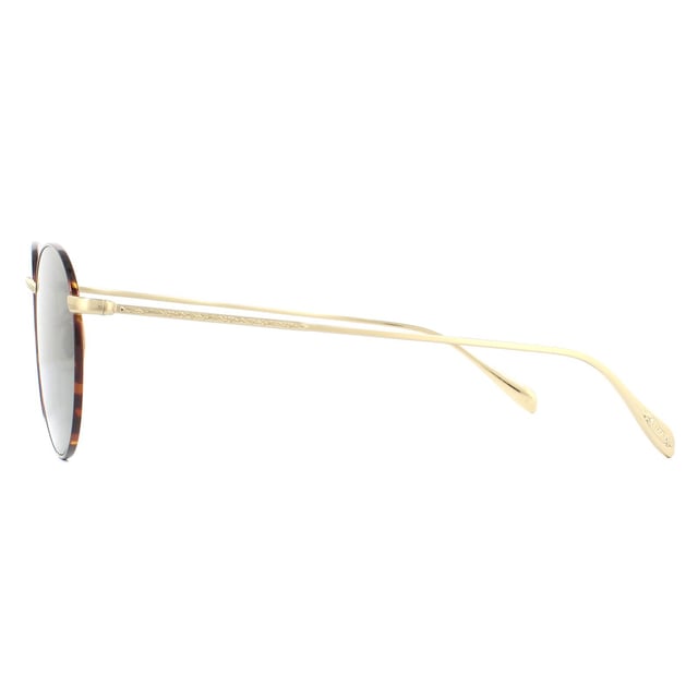 Oliver Peoples Coleridge OV1186S 530552 Gold Tortoise G-15 Green Sonnenbrille ist ein sauberer, klassischer runder Stil mit Jahrtausend-inspirierten Details wie dem filigranen, eingravierten Tempeldesign. Das Custom Oliver Peoples-Logo ist an der Spitze des Tempels eingeprägt, um die Authentizität zu gewährleisten.