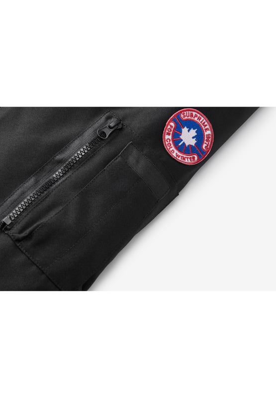 Parka Subprime para hombre. La parka está hecha de poliéster de alta calidad y tiene un cálido forro interior. Ideal para los fríos meses de invierno. El cuello es de piel sintética y es desmontable.  Marca: SubprimeNombre del modelo: Parka TommyCategoría: abrigo de invierno para hombreMateriales: poliésterColor: negro
