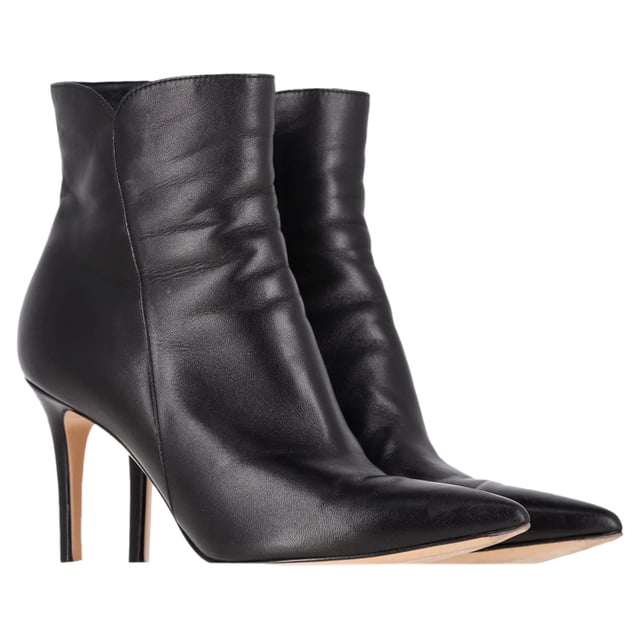 VINTAGE, RRP AS NEW
Elevate your footwear collection with the Gianvito Rossi Levy 85 High-Heeled Ankle Boots in luxurious black leather. A perfect blend of sophistication and modern edge, these ankle boots feature a sleek, streamlined silhouette that enhances your style with effortless elegance. Crafted from premium black leather, they offer both durability and a smooth, refined finish that complements any outfit.

Gianvito Rossi Levy 85 High-Heeled Ankle Boots in Black Leather

Condition: Very good
Signs of wear: Include Box., Minor markings, Lightly used but very well maintained. Minor mark at soles & creasing, light scuffing at the soles and heels.
Packaging: Box, Dust bag
Color: Black
Material: Leather | leather
Size: EU | 37/IT37/FR38/US7/UK4
Measurements: Heel height: 90; Insole length: 280
SKU: NAPPUGBSH424707W