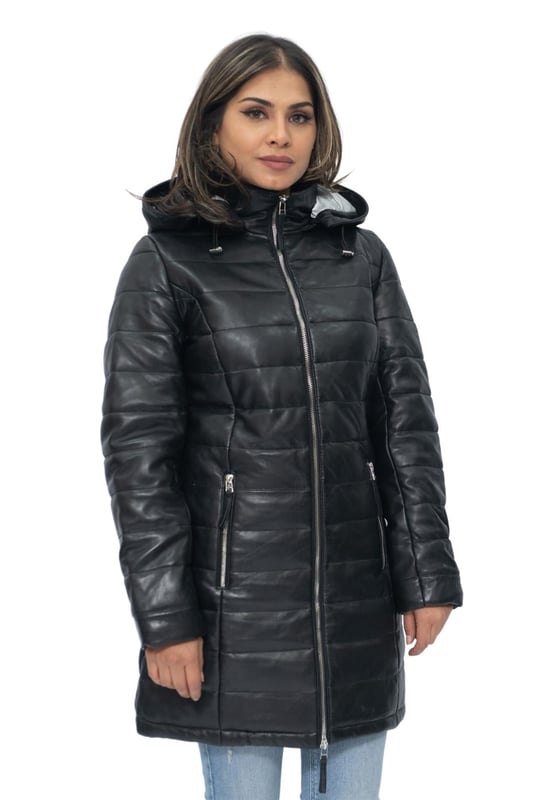 Presentamos nuestra parka de cuero con capucha para mujer, una combinación perfecta de estilo y funcionalidad. Fabricada con atención al detalle, esta chaqueta está diseñada para mantenerte abrigada y cómoda durante las estaciones más frías. La capucha desmontable proporciona versatilidad, lo que te permite adaptarte a las condiciones climáticas cambiantes. Las cremalleras YKK garantizan un cierre suave y confiable, mientras que el acolchado aislante agrega una capa adicional de calidez. El efecto acolchado en todo el abrigo agrega un toque elegante y realza su atractivo visual. El cuello alto proporciona protección adicional contra los vientos fríos, mientras que los dos bolsillos verticales para calentar las manos en la cintura ofrecen comodidad y opciones de almacenamiento. • Capucha desmontable para opciones de estilo versátiles • Cremalleras YKK para un cierre confiable y suave • Acolchado aislante para mayor calidez • Efecto acolchado en todo el abrigo para mayor estilo • Cuello alto para mayor protección contra los elementos • Dos bolsillos verticales para calentar las manos en la cintura para mayor comodidad y almacenamiento.