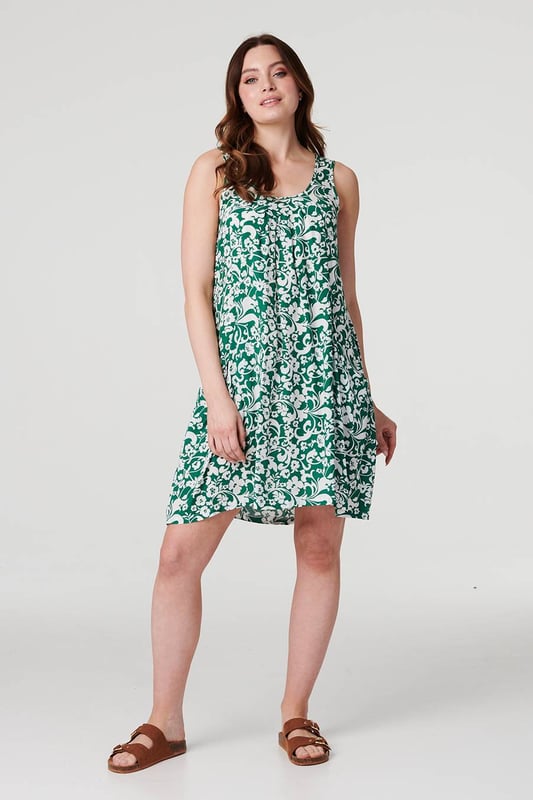 You can never go wrong with a stylish swing dress for summer. This one even has hidden pockets! It has a relaxed swing fit, a round neck, strap sleeves and a knee-length hem. Pair with sandals and a sunhat and you're instantly holiday-ready .