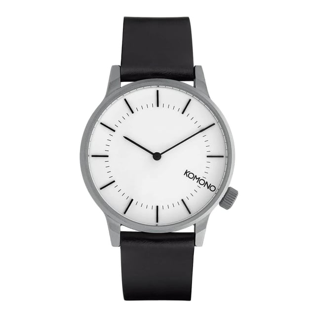 La marca Komono significa "pequeños artilugios" en japonés y eso es exactamente lo que la marca quiere transmitir con sus productos. Con sus relojes, Komono se centra en el minimalismo y en apreciar las pequeñas cosas de la vida. El reloj Komono Winston Regal en color negro es un reloj masculino versátil que atraerá a casi cualquier hombre. Con una resistencia al agua de 3 ATM, este reloj puede soportar la mayoría de las situaciones cotidianas. La correa de cuero negro garantiza comodidad y durabilidad. El movimiento plateado es de acero inoxidable y tiene un diseño atemporal que es a la vez resistente y elegante. Este reloj no sólo es un complemento con estilo para cualquier atuendo, sino que también es funcional gracias a su precisa indicación de la hora. Tanto si acude a una ocasión elegante como si sólo desea realzar su aspecto diario, este reloj de pulsera para hombre es perfecto. Comprará el reloj Komono Winston Regal con descuento en las rebajas. Reloj Komono para hombre negro/blanco en oferta El reloj Komono Winston Regal negro es una elección elegante para aquellos que buscan un accesorio atemporal. Este reloj es resistente a salpicaduras hasta 3 ATM. No es apto para la ducha ni para nadar. La correa del reloj negro está hecha de cuero de alta calidad y tiene una anchura de 20 mm, por lo que se ajusta cómodamente a la muñeca. Con una longitud de 244 mm, este reloj se adapta a casi cualquier tamaño de muñeca. La caja de acero inoxidable con cristal mineral protege el movimiento y confiere al reloj un aspecto duradero. Con un diámetro de 41 mm y un grosor de 9 mm, este reloj es a la vez elegante y funcional. El reloj Komono Winston Regal es el compañero perfecto para cualquier ocasión. Compre ahora el reloj Komono para hombre en oferta. Ver todos los modelos de relojes.  Marca: KomonoNombre del modelo: Winston Regal W2268 (41mm)Categoría: reloj de pulseraMateriales: acero inoxidable, cueroColor: negro, blanco, plataResistente al agua: 3 atm (a prueba de lluvia y salpicaduras)