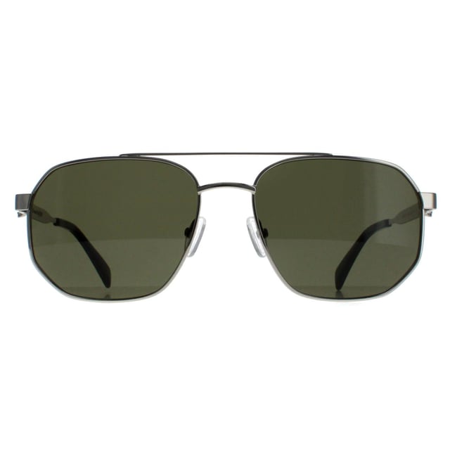 Las gafas de sol Alexander McQueen Aviator Unisex Silver Green AM0458S son el pináculo de la sofisticación y el estilo. Meticulosamente elaboradas, estas gafas icónicas combinan la elegancia clásica con un toque moderno. La elegante montura metálica, adornada con llamativos detalles metálicos en las patillas, irradia un lujo atemporal. Su silueta de aviador no sólo complementa varias formas de cara, sino que también ofrece protección UV, garantizando tanto el atractivo de la moda como el cuidado esencial de los ojos. Ya sea en la ciudad o en la playa, estas gafas de sol son sinónimo de gusto refinado y artesanía inigualable.