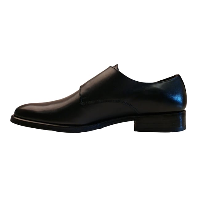 Zapato oxford de hombre con detalles de costuras en la zona alta del empeine con de doble hebilla. Cuenta con una cómoda suela y una planta antideslizante.