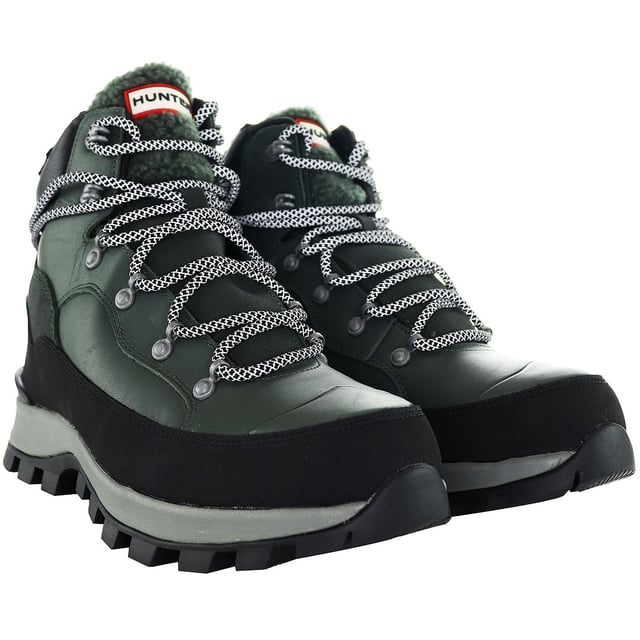 Ontdek ongeëvenaarde stijl en functionaliteit met de Hunter Explorer Men's Black Boots. Ontworpen voor de moderne avonturier, deze laarzen naadloos samenvoegen erfgoed Hunter vakmanschap met de stoere uitstraling van Explorer laarzen.

Belangrijkste kenmerken:

 Duurzame constructie:  Gemaakt met hoogwaardige materialen, zijn deze laarzen ontworpen om de eisen van exploratie en outdoor activiteiten te weerstaan.

 Explorer Stijl:   Het Explorer ontwerp heeft meestal een stevige en ondersteunende structuur, waardoor deze laarzen geschikt zijn voor verschillende terreinen en omstandigheden.

 Klassieke zwarte kleur: De tijdloze zwarte tint voegt niet alleen een vleugje verfijning toe, maar zorgt ook voor veelzijdigheid in combinatie met verschillende outfits.

 Waterbestendige eigenschappen:   Afhankelijk van het specifieke model hebben deze laarzen waterbestendige eigenschappen, die bescherming bieden in natte of regenachtige omstandigheden.

 Veilige sluiting:   Let op een veilige sluiting, zoals veters of gespen, voor een goede en verstelbare pasvorm voor comfort tijdens langdurig dragen.

 Comfortabel interieur:   De laarzen kunnen een comfortabele binnenkant hebben, inclusief gewatteerde inlegzolen of voeringen, die ondersteuning bieden om de hele dag te dragen.

 Duurzame buitenzool:   Uitgerust met een duurzame en stevige buitenzool bieden deze laarzen uitstekende tractie op verschillende oppervlakken, waardoor ze ideaal zijn voor verkenning buitenshuis.

 Hunter-logo:   Kijk uit naar het iconische Hunter logo of branding, een symbool van de toewijding van het merk aan kwaliteit en stijl.

Ga vol vertrouwen op je volgende avontuur in de Hunter Explorer Herenlaarzen Zwart â€" waar stijl en duurzaamheid elkaar ontmoeten voor de moderne ontdekkingsreiziger.