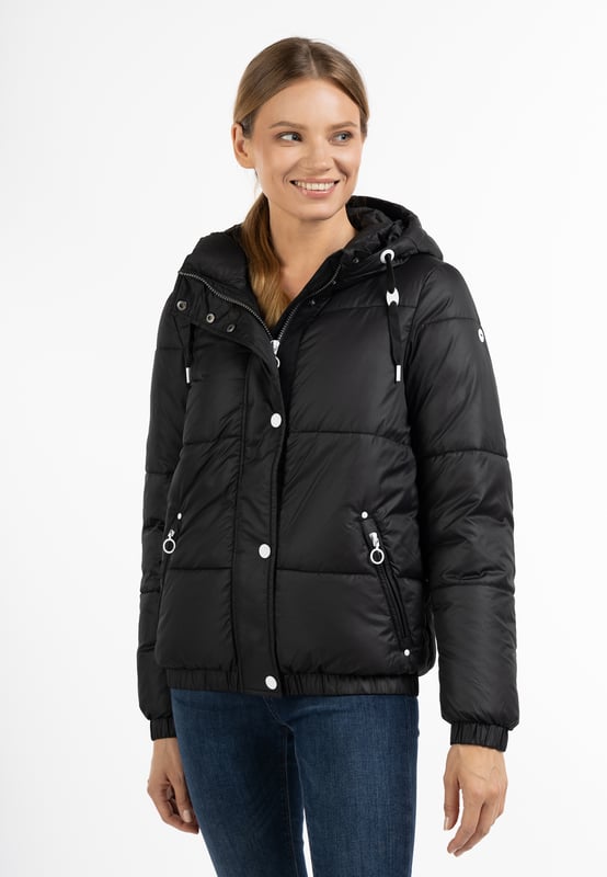Die tylin Steppjacke von DreiMaster Maritim ist ein zeitloses Essential für die kalte Jahreszeit. Sie ist aus einem weichen Material mit leicht glänzender Struktur gefertigt und mit einer hochwertigen synthetischen Füllung wattiert. Elastische Bündchen und ein robuster Reißverschluss mit schützender Druckknopfleiste halten die Wärme im inneren der Jacke. Die große Kapuze mit Tunnelzug und Kordel sowie der Stehkragen sorgen dafür, dass auch Kopf und Hals bestens versorgt werden. Seitliche Eingrifftaschen mit Reißverschluss vollenden das Design.  Jacke mit Wattierung