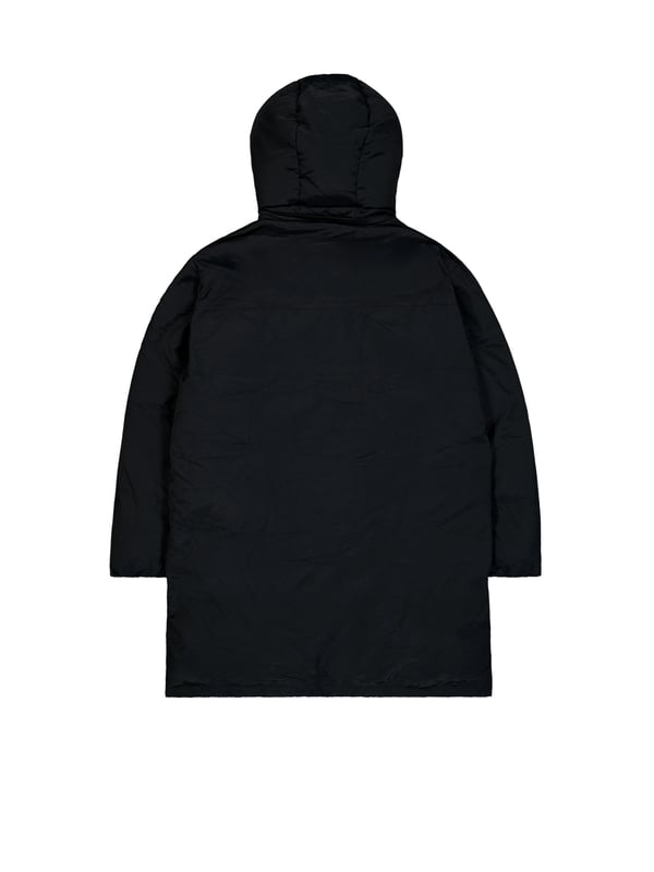 Dieser gefütterte Parka vereint Funktionalität und Stil in einem robusten Design. Die hochschließende Kapuze mit Tunnelzug bietet optimalen Schutz vor Wind und Wetter und lässt sich bei Bedarf abnehmen. Der durchgehende Reißverschluss wird von einer Sturmblende mit Klettverschluss geschützt, um Kälte zuverlässig fernzuhalten. Vier geräumige Außentaschen mit Klettverschluss und eine praktische Ärmeltasche mit Reißverschluss bieten ausreichend Stauraum für deine Essentials. Dezente Label-Prints, Stickereien und ein Flag-Tag am Ärmel verleihen dem Parka einen modernen Look. Perfekt für kühle Tage, wenn du draußen unterwegs bist und gleichzeitig gut aussehen willst.