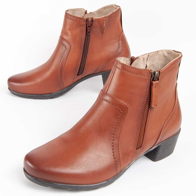 Warranty Purapiel, 10 years warranty. Women's high heel ankle boots. Made in 100% natural leather free of Chromium VI. High quality materials. Padded insole. Manufactured by other brands for our brand. Approximate measurements: 5 cm heel, 15 cm high and 8 cm wide.