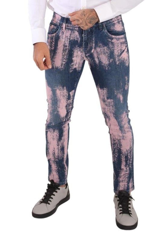 Estilo: Vaqueros ajustados.
  Color: Azul rosa Tie Dye.
  Ajuste: Skinny slim fit.
  Cierre de cremallera y boton.
  Detalles del logotipo.
  Fabricado en Italia.
  Material: 98% algodon 2% elastano.