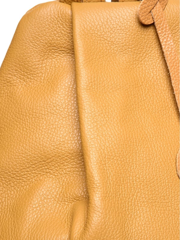 Mochila  
100% cuero de vaca  
Apertura con cremallera oculta  
Interior con bolsillo con cremallera  
Bolsillo trasero con cremallera  
Dimensiones (L): 38x36x18 cm  
Asa: 21 cm  
Correa de hombro: 2x80 cm ajustable  