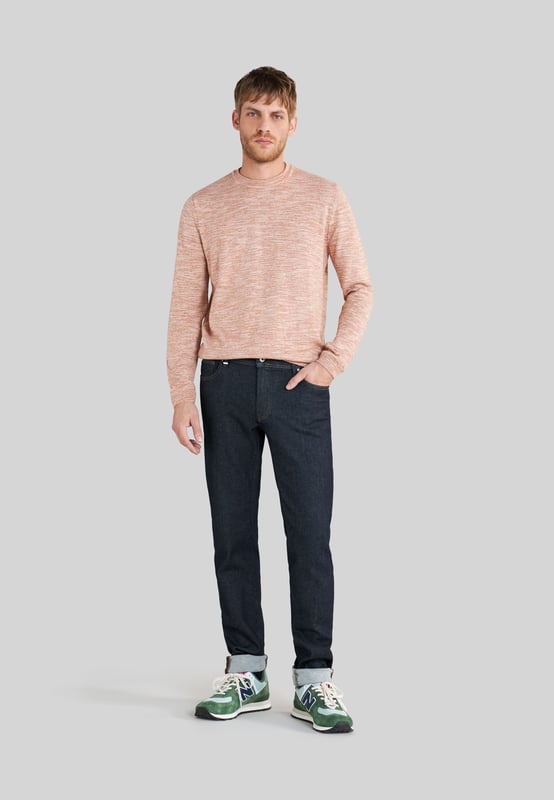 This brown knitted sweater in cotton and polyamide has round neck and long sleeves. Regular cut.