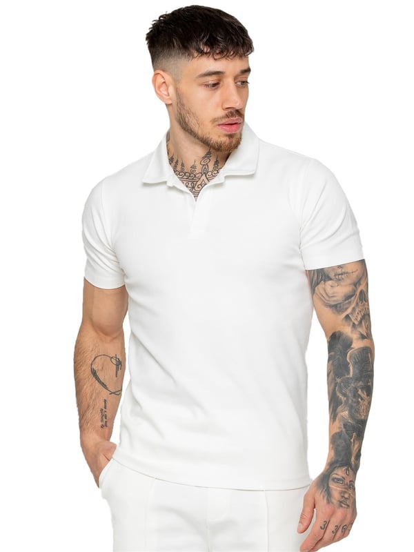 Upgrade your summer wardrobe with the Enzo Milano Short Sleeve Polo Shirt. Made from premium quality fabric, this polo shirt ensures both comfort and durability. Designed with a straight hem for a clean and polished finish, it features an open collar that elevates its appearance to a refined, premium level. Ideal for adding a touch of sophistication to any outfit, this Regular Fit polo shirt comes with a convenient zip fastening.