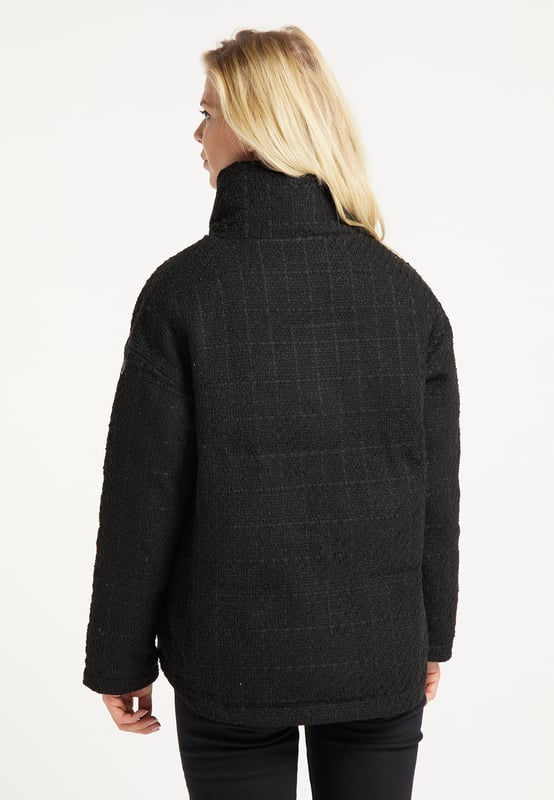 Dit bijzonder aantrekkelijke jasje van DreiMaster Vintage overtuigt door zijn boucléstructuur en opvallend design. De losse snit zorgt voor een perfecte pasvorm. Dit stijlvolle bouclé jasje heeft een opstaande kraag en twee zijzakken en staat stijlvol op zowel jeans als nette pantalons, waardoor hij geschikt is voor veel verschillende gelegenheden.  winterjas