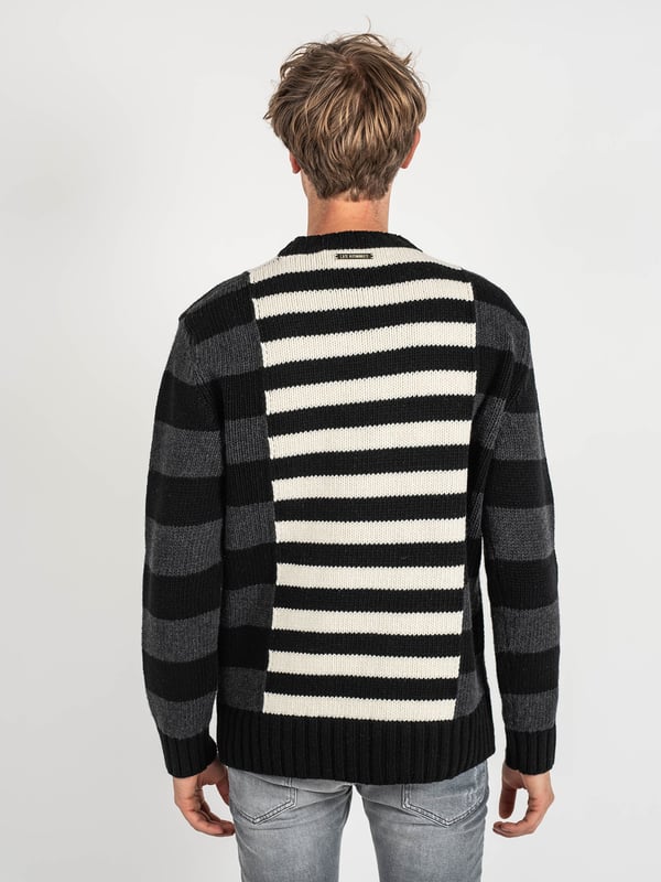 Modellkod: LLK113-654U | Randig rundhalsad jumper i ull, Modell: normal passform