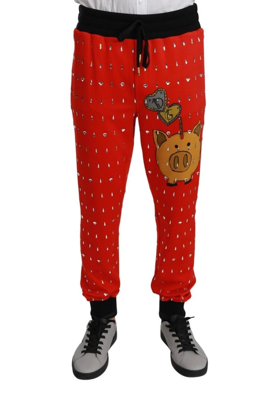 Preciosos pantalones de chandal de Dolce & Gabbana.
  Estampado de hucha roja con cristales.
  Ajuste regular.
  Detalles del logotipo.
  Fabricado en Italia.
  Muy exclusivo y de alta artesania.
  Material: 100% algodon.