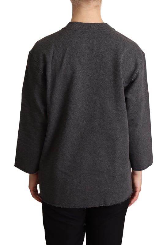 Märke: Dolce & Gabbana  
Stil: Tröja med 3/4-ärmar  
Färg: Grå  
Logodetaljer  
Tillverkad i Italien  
Material: 100% bomull  
Material: 100% bomull