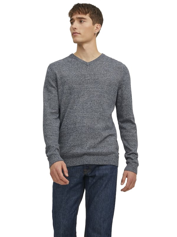 Deze gebreide trui van Jack & Jones is een warme en elegante trui voor de koudere dagen. De trui heeft een V-hals voor een klassieke en stijlvolle look. De trui heeft lange mouwen die warmte en bescherming bieden. De trui heeft geribde boorden en zoom voor een perfecte pasvorm. De trui voelt zacht aan en heeft een rechte zoom, waardoor hij comfortabel draagt. De trui is effen van kleur, waardoor hij er eenvoudig en modern uitziet. De trui is gemaakt van hoogwaardige materialen die duurzaamheid garanderen. Deze gebreide trui is een veelzijdige en gezellige basic voor je garderobe die je met verschillende outfits kunt combineren.