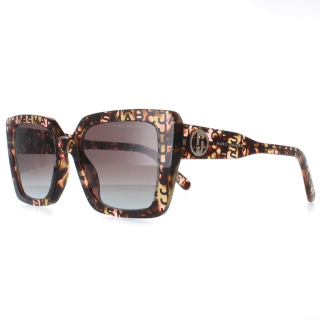 Marc Jacobs MARC 733/S H7P 98 pattern havana brown teal gradient zonnebril belichaamt een harmonieuze fusie van tijdloze elegantie en moderne esthetiek. Het montuur is zorgvuldig vervaardigd en heeft een verfijnd maar uitgesproken ontwerp, waarbij eersteklas materialen worden gecombineerd voor duurzaamheid en langdurig comfort. De lenzen, die bekend staan om hun uitzonderlijke kwaliteit, maken niet alleen een fashion statement maar bieden ook betrouwbare bescherming tegen schadelijke UV-stralen. Verfraaid met het iconische Marc Jacobs-logo is deze zonnebril verfijnd en aantrekkelijk, waardoor het een essentieel accessoire is voor wie zijn mode-ensemble moeiteloos wil uitbreiden met een vleugje luxe en klasse.