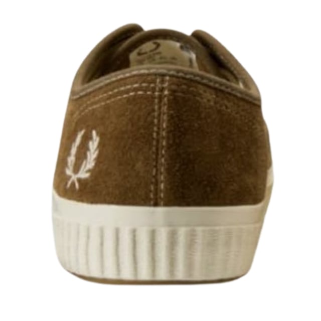 Fred Perry B7175 988 Zapatillas de deporte bajas de ante Ealing Leather para hombre. Zapatillas Fred Perry marrones. Estilo: B7175 988. Logotipo de la marca en la lengua. Zapatillas con cierre de encaje. Insignia de la marca en el lateral del zapato.