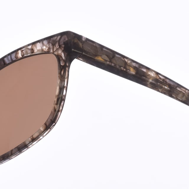 Zen sunglasses with acetate frame.
 Rectangular shape.
 Brown lenses
 Acetate temples.
 100% UV Protection.
 Includes a neutral fabric cover.
 Measures: Lens Height: 39mm
 Lens width: 53 mm.
 Bridge: 15mm.
 Temples: 137mm.
 Composition: Acetate
 Care:
Cleaning and maintenance:
 -Clean the glasses with soap and water (neutral).
 - Do not use dirty or abrasive cloths, which may alter the characteristics of the filters.
 - Use only original accessories and spare parts.