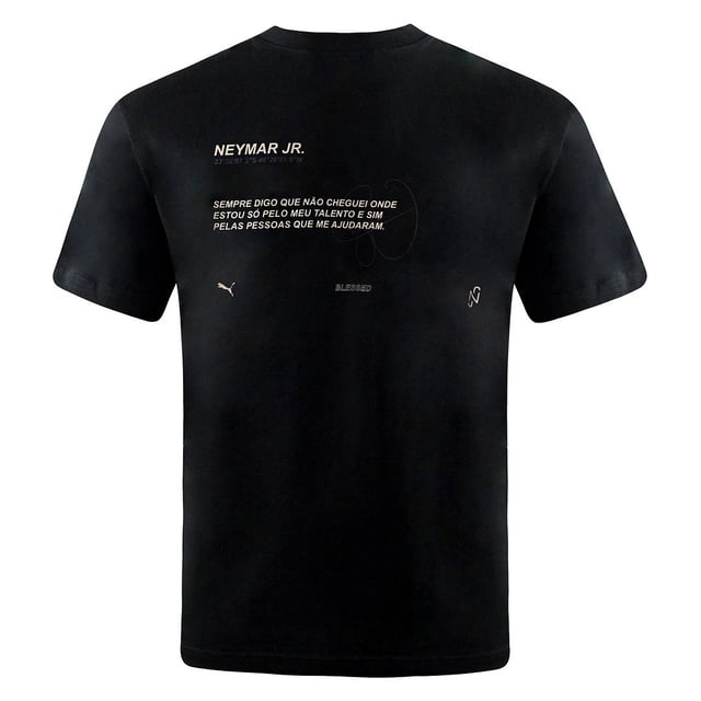 Neymar Jr. es conocido por su estilo llamativo, ya sea dentro o fuera de la cancha. Esta camiseta está inspirada en el estilo y la creatividad de la superestrella brasileña. El diseño se completa con una impresión trasera.