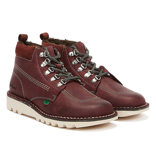 Esta bota clásica presenta el estilo icónico de Kickers, confeccionada con una parte superior de piel con triple costura, cuello acolchado y lengüeta con la marca, rematada con una suela gruesa.