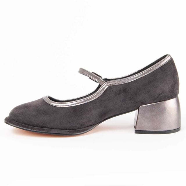 Schuhe mit hohen Absätzen für Frauen. Bequeme Passform. Gepolsterte Innensohle aus Naturleder. Hergestellt von anderen Marken für unsere Marke. Ungefähre Maße: 5 cm Absatz.