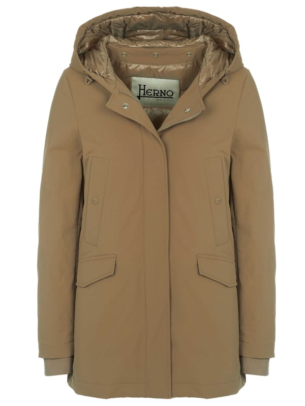 100% polyester; Herno-jas;  Model: PI1380D12343 2155;  Hoogwaardige afwerking;  capuchon met trekkoord;  Afneembaar, gewatteerd paneel met capuchon, tweewegritssluiting en drukknopen;  Verborgen tweewegritssluiting met drukknoopsluiting;  Twee gevoerde steekzakken met drukknopen, twee klepzakken met drukknopen;  Herno-logodetails;  Donsvoering