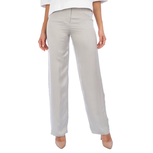 Pantalón palazzo de Emporio Armani, confeccionado en un tejido de diseño jacquard que destaca por su textura sofisticada y elegante. 

Su corte de pierna ancha y tiro medio proporciona comodidad y un estilo atemporal, ideal para diversas ocasiones.

Cuenta con bolsillos laterales discretos que combinan funcionalidad con una estética refinada, y su cierre frontal de cremallera con botón asegura un ajuste limpio y seguro. 

La calidad del tejido y los acabados impecables reflejan la excelencia artesanal de la marca.

Perfecto para combinar con blusas estructuradas o tops ligeros, este pantalón es una prenda versátil que eleva cualquier look con un toque de lujo moderno.
 Composición: 55% Viscosa, 45% Cupro
 Cuidados:
- Lavar a máquina en agua fría  y ciclo delicado.
- Usar detergentes suaves.
- Usar secadora a baja temperatura.
- Planchar a bajas temperaturas.
- No lavar en seco.