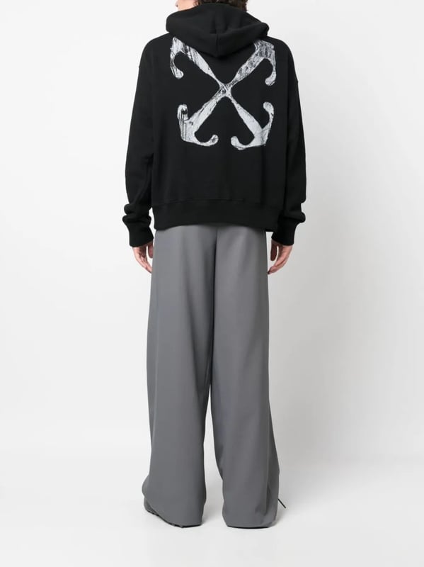 El motivo reconocible al instante de Off-White, la Flecha, adorna la parte posterior de esta sudadera con capucha de algodón negra en una versión descolorida de 'Scratch' en tonos blancos, un guiño a la afinidad de la marca por la logomanía y los estampados gráficos atrevidos.
