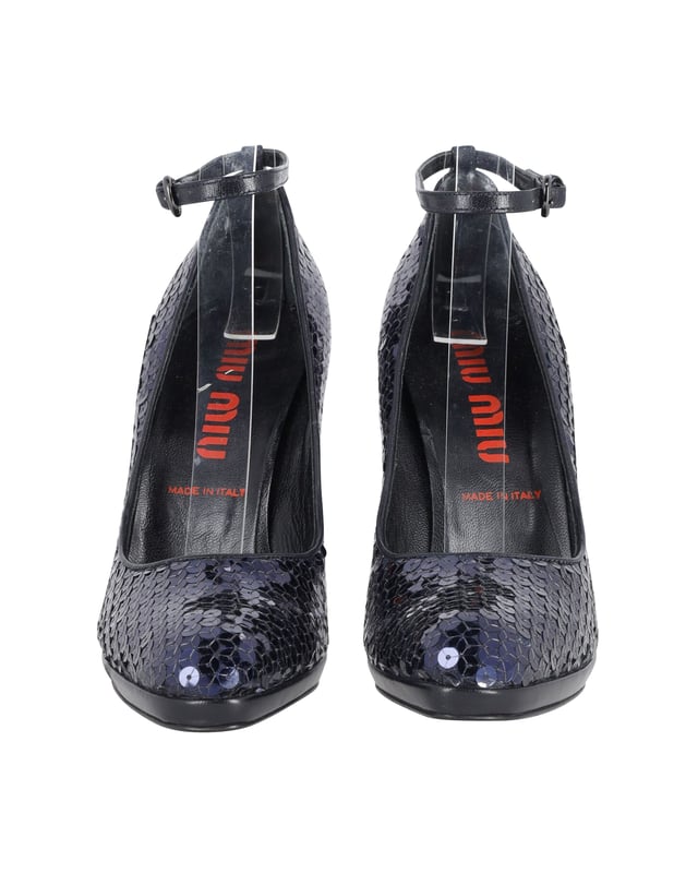 VINTAGE, NP WIE NEU  
Jede Schuhkollektion ist unvollständig ohne ein Paar funkelnde Pumps. Diese Miu Miu Schönheiten sind mit Pailletten bedeckt und haben eine runde Zehenform sowie hohe Absätze. Die Pumps verfügen zudem über bequeme Innensohlen und robuste Sohlen.  
Miu Miu Riemchenpumps in blauen Pailletten  
Farbe: Blau  
Material: Paillette  
Größe: EU37.5/US7.5/UK4.5  
Zustand: Ausgezeichnet  
Abnutzungserscheinungen: Nein  
SKU: 237645