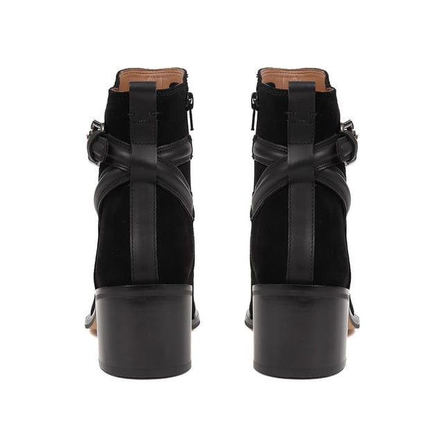 Step into low-key luxury with our leather ankle boots, where every detail counts. The buckle straps signal a fusion of timeless craftsmanship with unique flair. Classic meets contemporary in a design crafted for those who know their style.