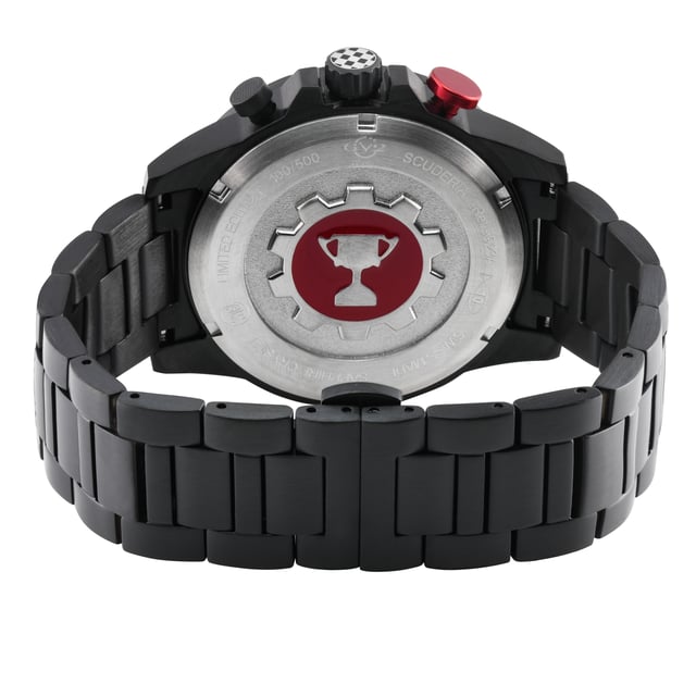 Der sportliche Chronograph Scuderia von GV2 ist die perfekte Ergänzung für alle, die auf Hochtouren laufen. Inspiriert vom italienischen Rennsport ist die Scuderia nicht nur rasant - ihr schlankes, gewagtes Design zieht bei jeder Geschwindigkeit die Blicke auf sich. Die wettkampftaugliche Krone mit dem Flaggenmuster der letzten Runde ist nur der Anfang. Das untere Hilfszifferblatt in Form einer Ziellinie ergänzt nahtlos die Markierungen und den Tachymeter auf der Lünette - ideal für die Berechnung von Geschwindigkeiten auf Sekundenbruchteile genau. Auf der Rückseite des Gehäuses ist eine Trophäe eingraviert, die der Scuderia einen gewinnenden Look verleiht. Die Scuderia ist nicht nur rassig, sondern auch mit den standardmäßigen Leistungsmerkmalen von GV2 ausgestattet: ein rundes 45-mm-Gehäuse mit entspiegeltem Saphirglas, eine Wasserdichtigkeit bis zu 100 Metern, ein IP/BLK 316L-Edelstahlarmband und ein Schweizer Quarz-Multifunktionswerk, die diesen Zeitmesser nahezu unverwüstlich machen. Sie fühlen sich mutig? Mit der Scuderia Collection sind Sie auf dem richtigen Weg.
GV2 9923B Herren Scuderia Quarz-Multifunktions-Chrono-Uhr
GV2 Schweizer Quarzuhr für Herren aus der Scuderia Kollektion
45 mm rundes 316L-Edelstahlgehäuse, Multifunktions-Chronographen-Tachymeterskala, ein Alarm, eine zusätzliche Zeitzone
Schwarzes Karbonfaser-Zifferblatt, Markierungen aus Weißgold
Zweites Hilfszifferblatt, Datumsfenster bei 4 Uhr
316l-Edelstahlarmband mit Faltschließe
Antireflektierendes Saphirglas
Wasserdicht bis 100 Meter/10ATM
Schweizer Quarz-Multifunktions-Chrono, Ronda 5130D mit Alarm