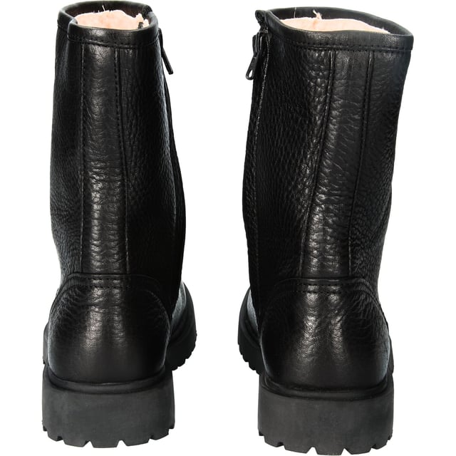 Der Lotta ist ein Damenstiefel mit Reißverschluss. Der Stiefel hat eine klare Silhouette, ein Obermaterial aus hochwertigem Leder auf einer farbigen Sohle, ein Futter aus 100% Schaffell und einen Reißverschluss an der Innenseite des Stiefels.