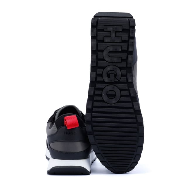 Stylische Sneakers mit einem Obermaterial aus einem Mix aus hochwertigen Materialien für Strapazierfähigkeit und Struktur. Der flache Knöchelkragen sorgt für einen eleganten Look und die gepolsterte Innensohle für ganztägigen Komfort. Die leichte EVA-Laufsohle sorgt für hervorragende Flexibilität und Unterstützung.