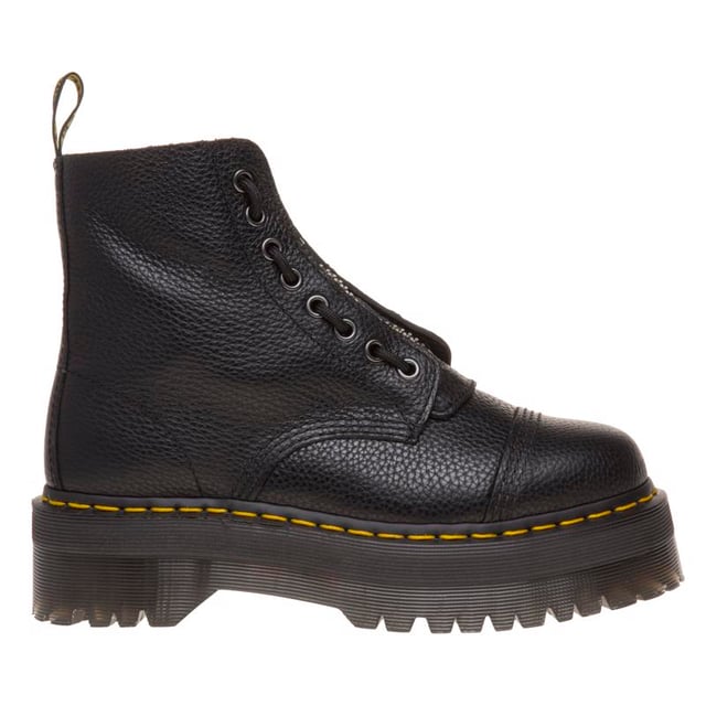 La nouveauté de Dr. Martens est le style féminin Sinclair, une botte décontractée en cuir noir au design agressif.
