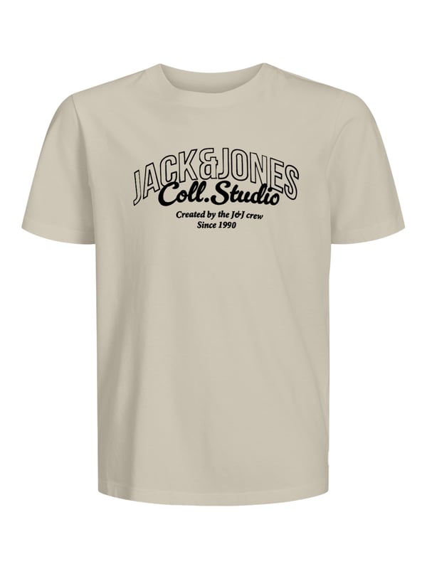 Het Jack & Jones junior T-shirt voor jongens is een echte must-have voor warme dagen. De klassieke ronde hals en het monochrome ontwerp maken het tot een veelzijdige allrounder die gemakkelijk gecombineerd kan worden.  Dankzij de hoogwaardige materialen is het zeer comfortabel om te dragen en blijft het zelfs na vele wasbeurten in goede vorm. De stijlvolle labelprint op de borst geeft het shirt een coole, merktypische look.  Ideaal voor school, vrije tijd of sport - dit T-shirt is altijd een goede keuze. Een eenvoudige maar moderne basic die bij elke outfit past. Comfort en stijl gecombineerd in één kledingstuk.